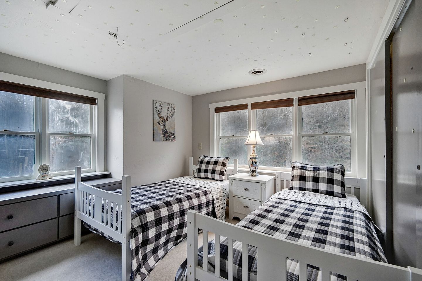 3 bedrooms, desk, iron/ironing board, bed sheets