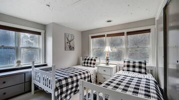 3 bedrooms, desk, iron/ironing board, bed sheets