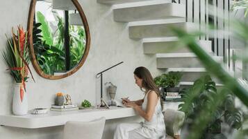 Luxury Villa, Pool Access, Garden View | Ruang tamu
