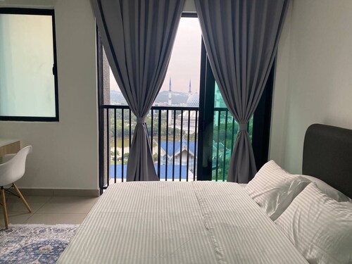 Alinea BlueView Suites | 400m to LRT | Free Parking | Shah Alam | Pool | Wifi