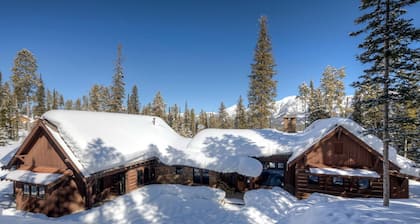 Wonderful Cabin with Fireplace and Hot-tub in Big Sky, Montana