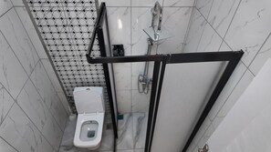 Buồng tắm vòi sen, máy sấy tóc, khăn tắm, xà phòng 