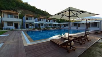Una piscina al aire libre de temporada