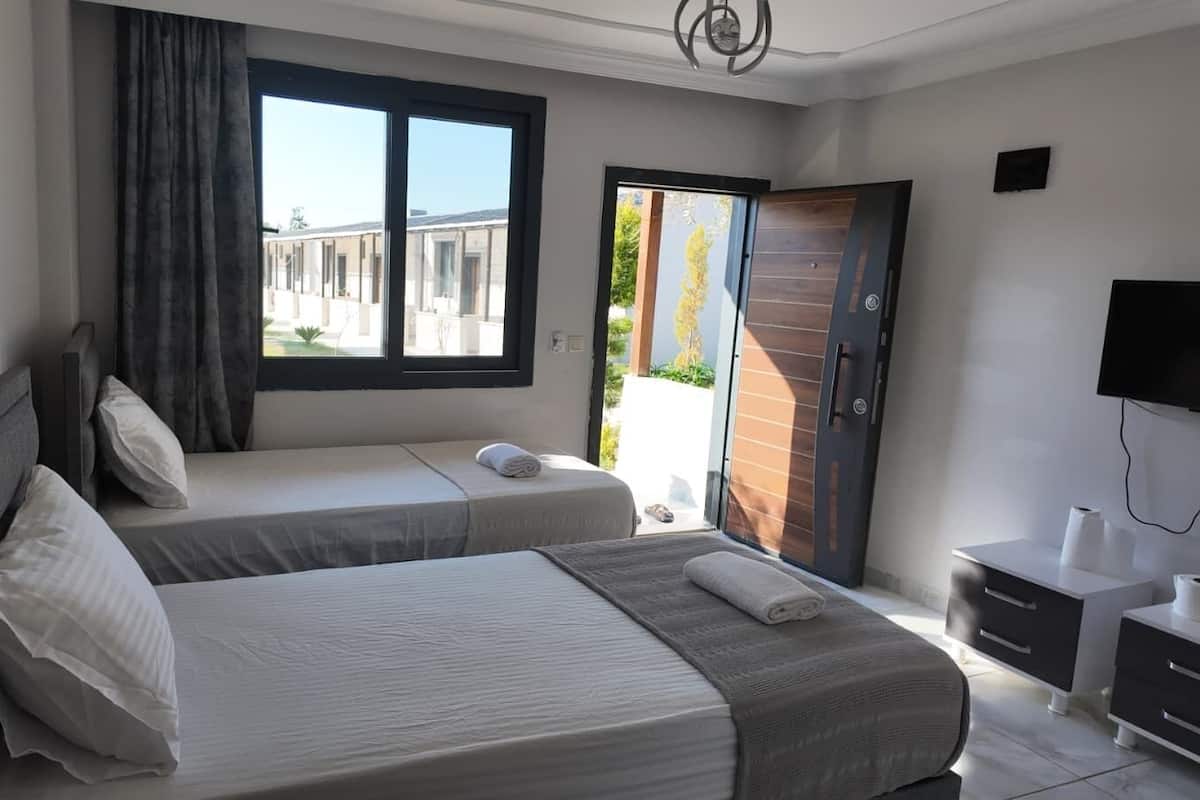 Classic Suite, Pool View
