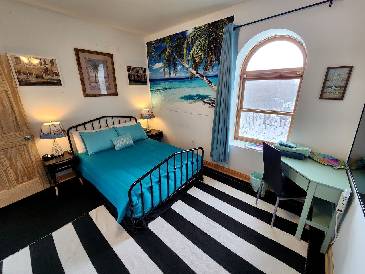 Desk, travel cot, WiFi, bed sheets