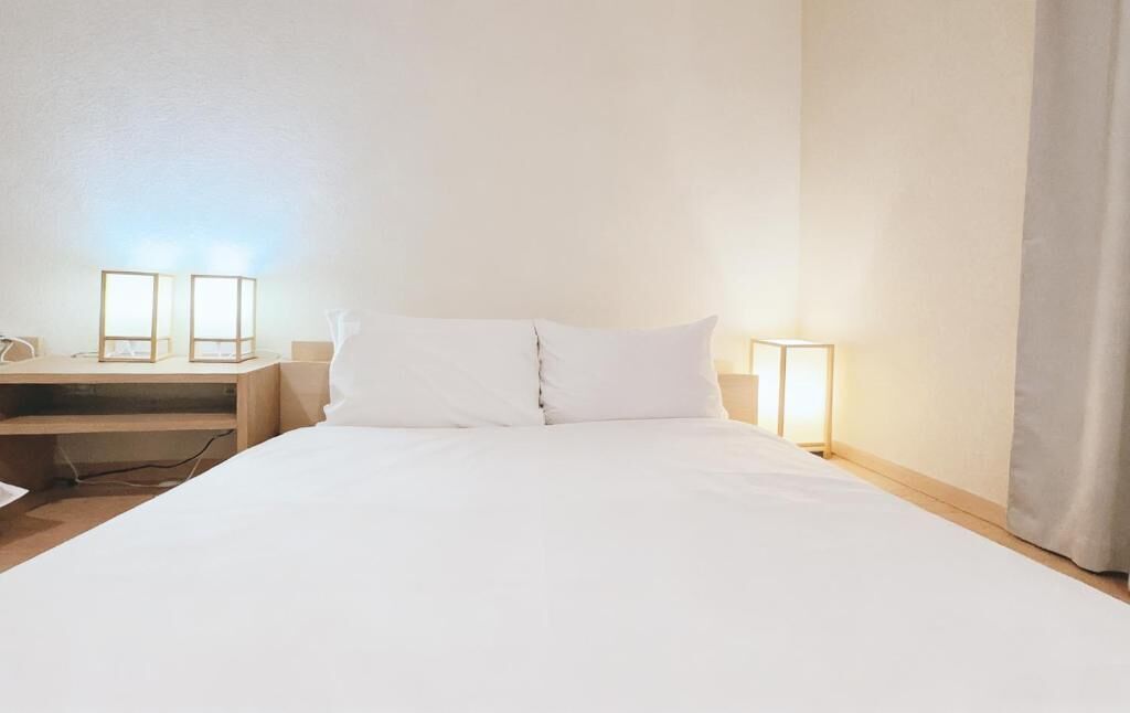 Kamar Quadruple Basic | Tirai kedap cahaya, kedap suara, setrika/meja setrika, dan Wi-Fi gratis