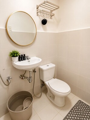 Douche, bidet, serviettes fournies