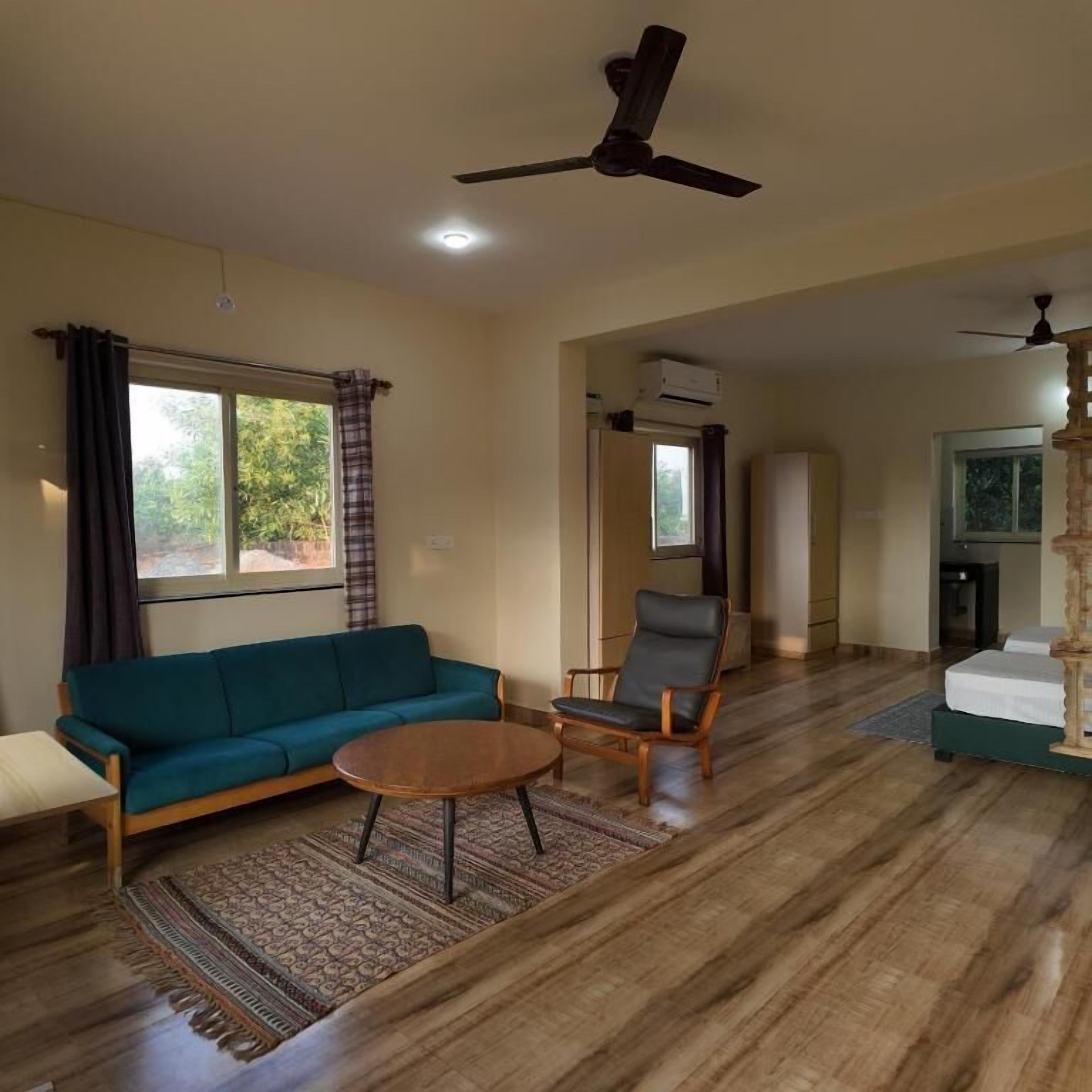 Standard Suite, Balcony, Garden View | Living area