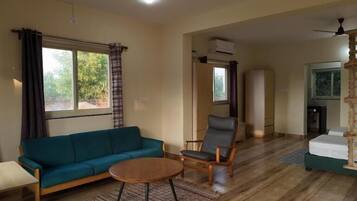 Standard Suite, Balcony, Garden View | Living area