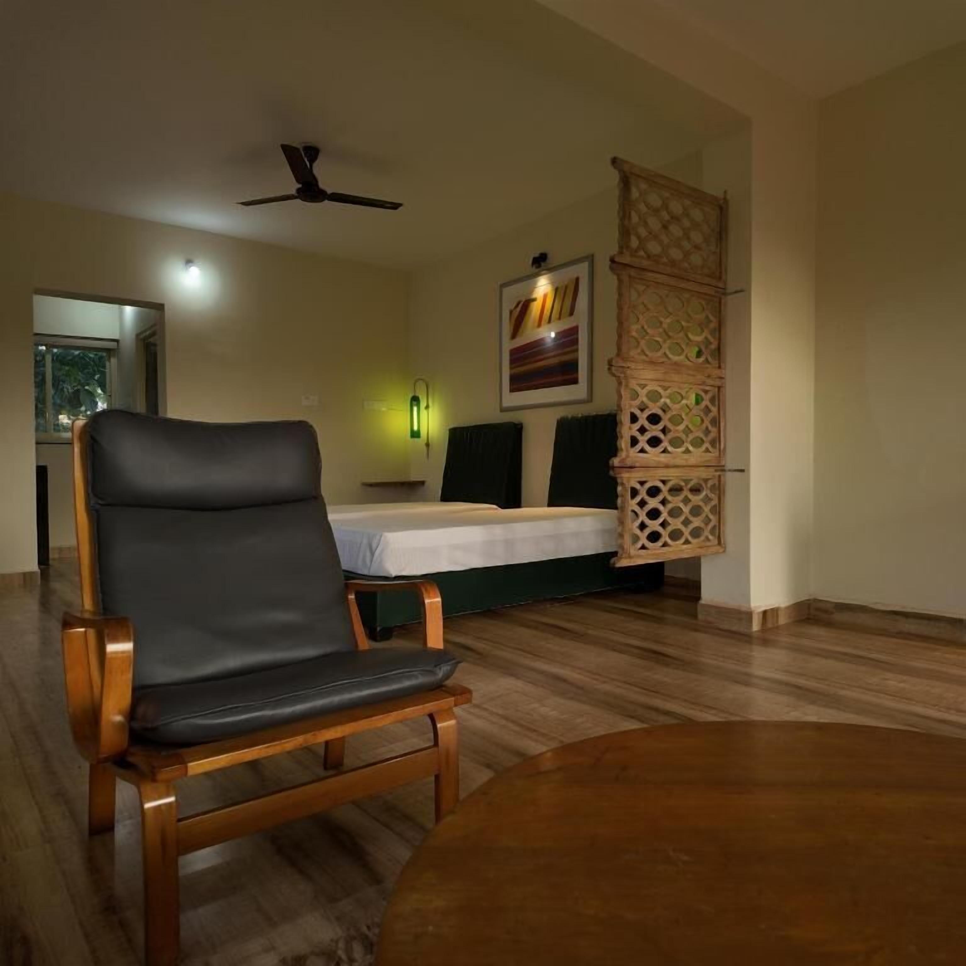 Suíte standard, sacada, vista para o jardim | Ferros/tábuas de passar roupa, Wi-Fi de cortesia