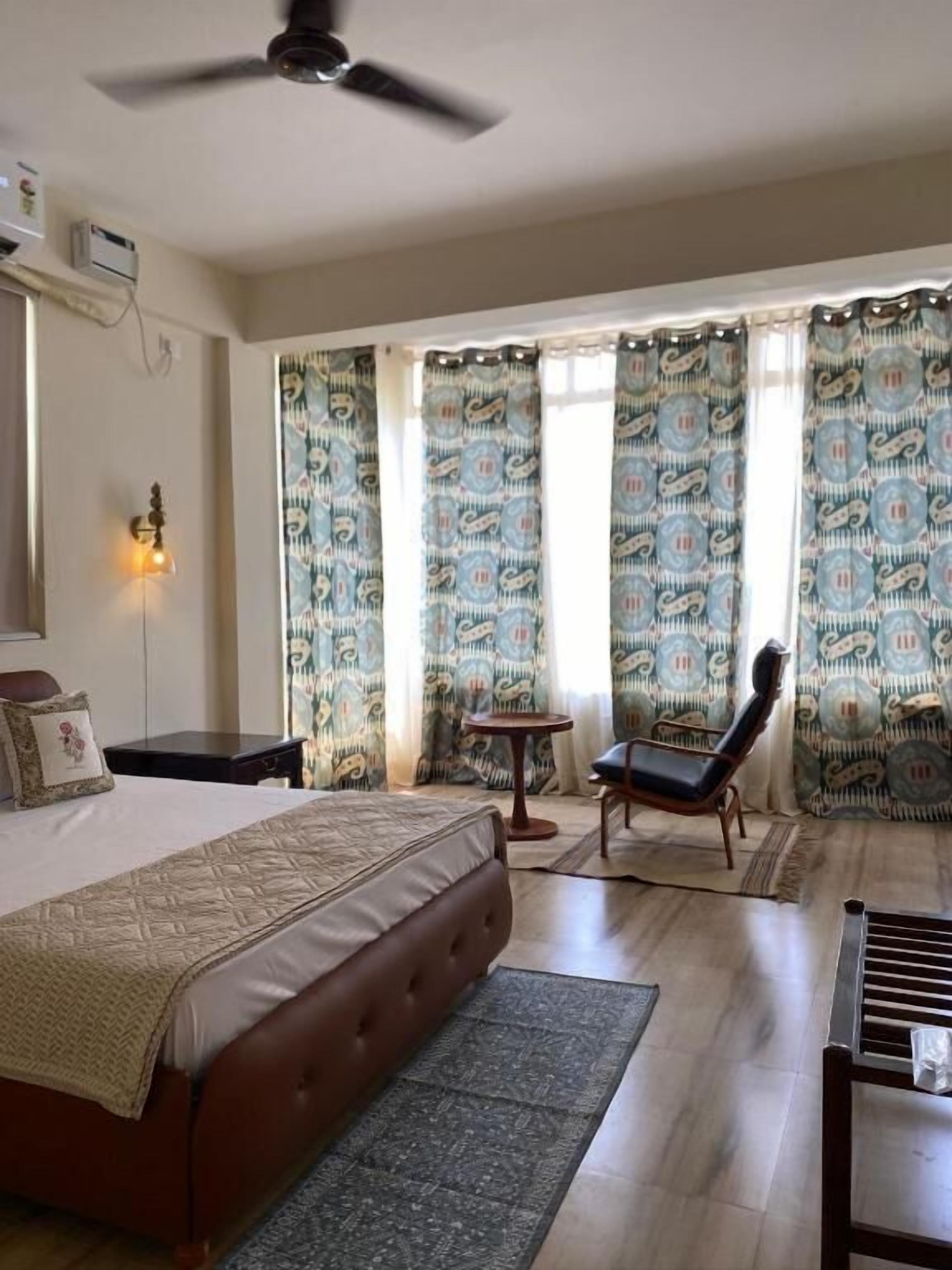 Quarto casal luxo, sacada, vista para o mar | Ferros/tábuas de passar roupa, Wi-Fi de cortesia
