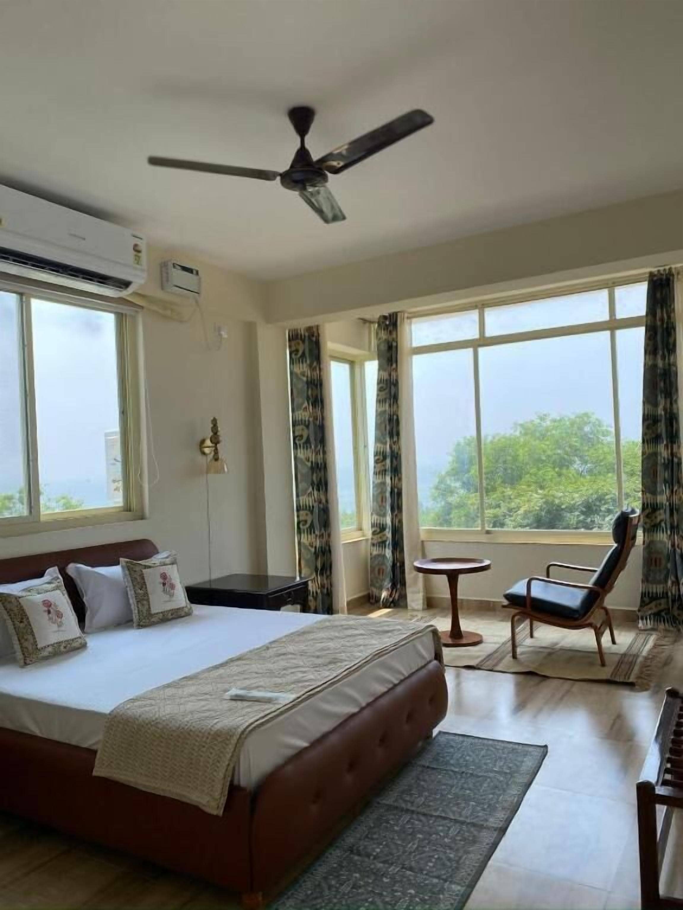 Habitación Deluxe doble, balcón, vistas al mar | Tabla de planchar con plancha y wifi gratis