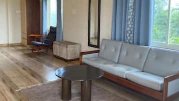 Luxury Suite, Balcony, Sea View | Living area
