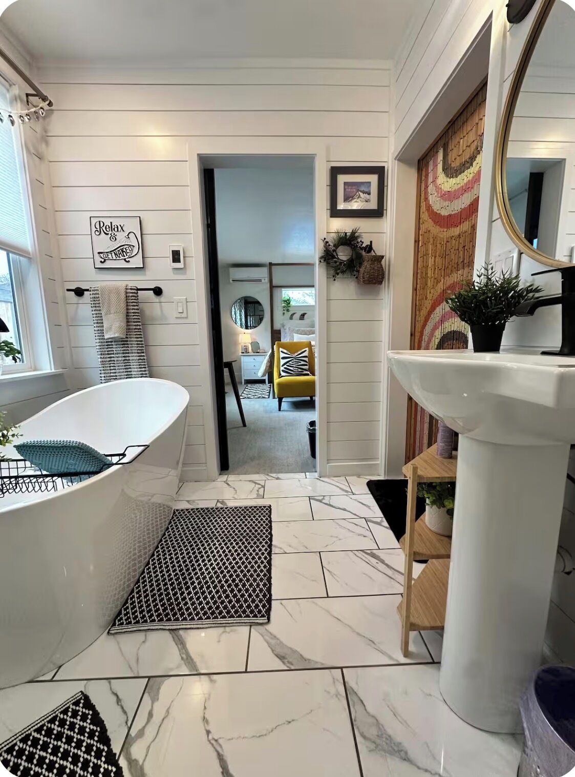 Secador de cabelo, toalhas de banho, sabonete, papel higiênico