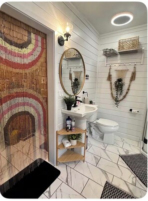 Secador de cabelo, toalhas de banho, sabonete, papel higiênico