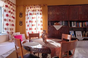 Dining - Vachlas Family House 1912 - Balcony - BBQ - Nature near Manikia Climbing Area (H29W+W99 Ag. Vlasios)