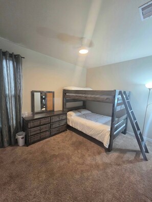 Room - Ligero Place Entire four bedrooms home (Portland)