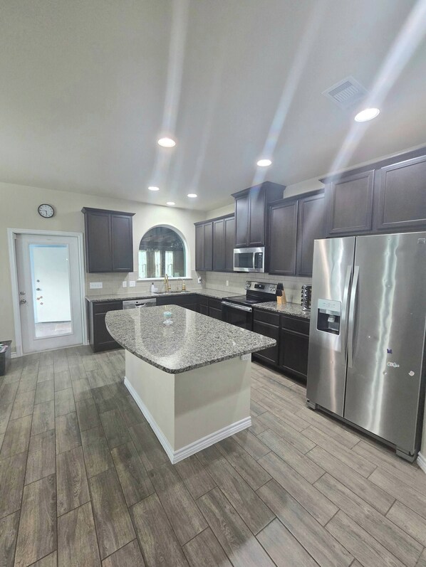 Private kitchen - Ligero Place Entire four bedrooms home (Portland)