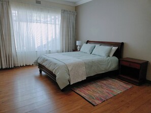 Tabla de planchar con plancha, internet y ropa de cama 