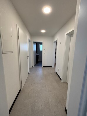 A hallway with white walls, a light-colored floor, and a ceiling light. - Vacation rental for up to 6 people in Tegernheim near Regensburg (Tegernheim)