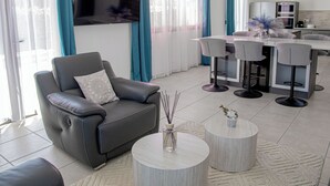 Una sala de estar moderna con un sofá, una mesa de centro y un televisor.