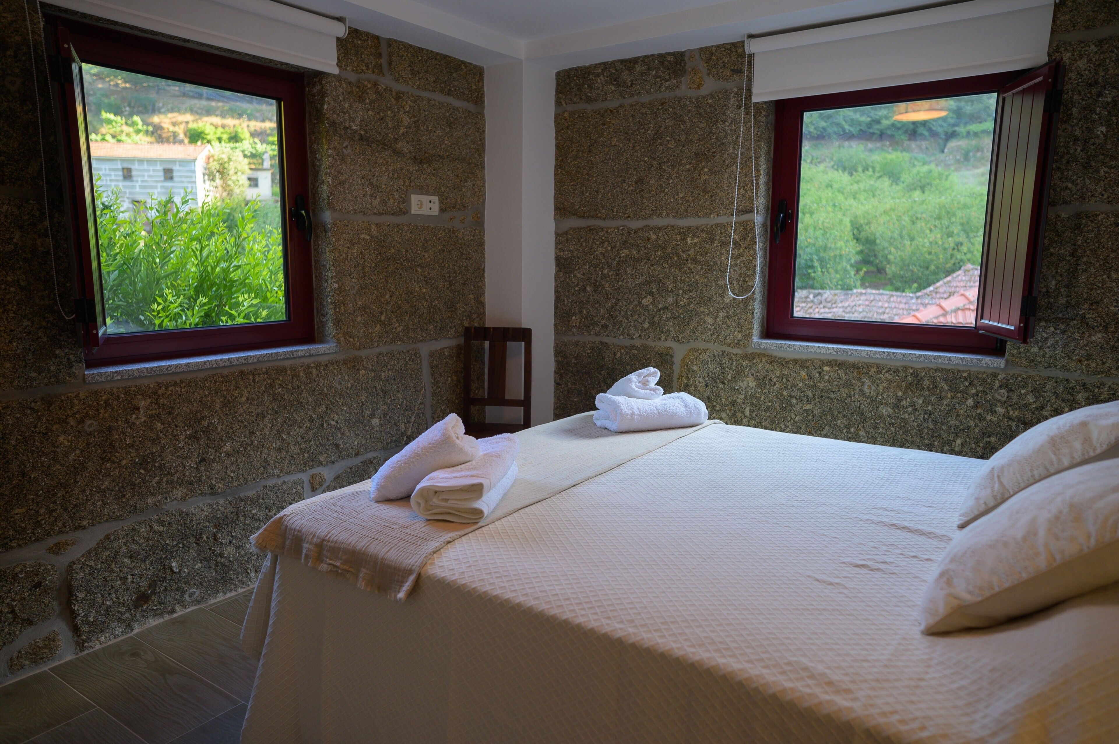 3 habitaciones, tabla de planchar con plancha, wifi y ropa de cama 