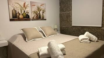 3 chambres, fer et planche à repasser, Wi-Fi, draps fournis