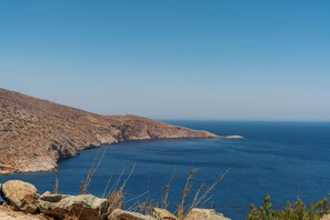 Eine Küstenlandschaft mit felsigem Gelände und freiem Blick auf das Meer.