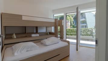 3 bedrooms, iron/ironing board, WiFi (free), bed sheets