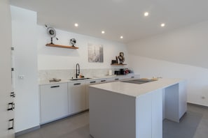 Kühlschrank, Mikrowelle, Ofen, Geschirrspüler