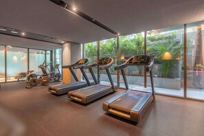 Ein Fitnessstudio mit Laufbändern, Fahrrädern und Trainingsgeräten.