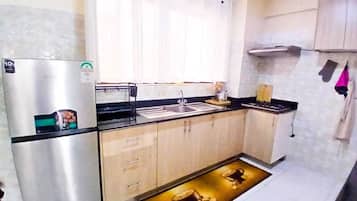Réfrigérateur, four à micro-ondes, un four, surface de cuisson