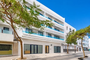 A multi-story hotel with a white facade, large windows, and a flat roof. - Ereza Residence 5 in Arrecife (Arrecife)
