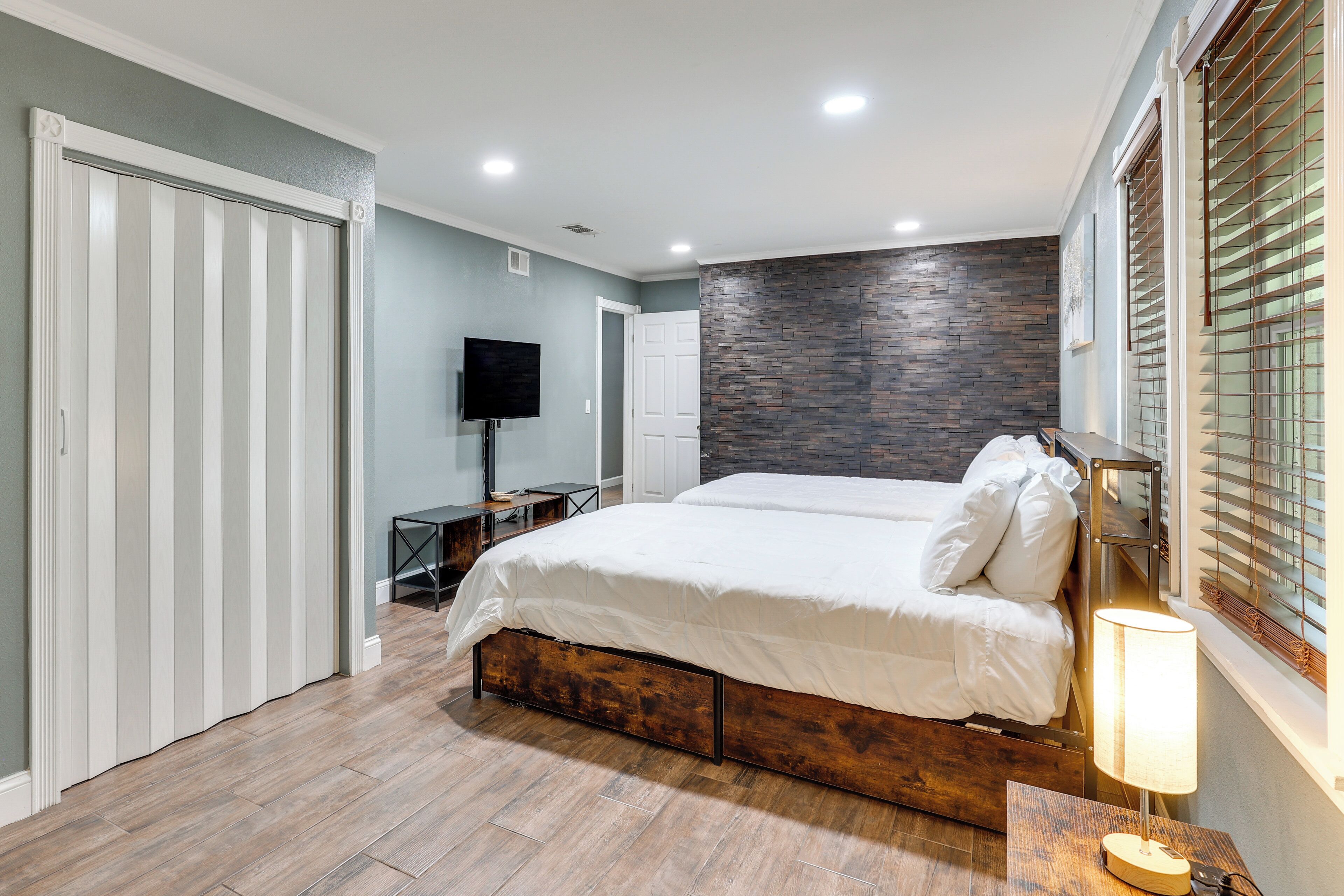 3 bedrooms, iron/ironing board, internet, bed sheets
