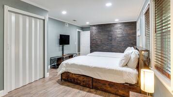 3 bedrooms, iron/ironing board, internet, bed sheets