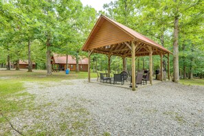 Outdoor dining - Near White River Fishing! Studio Cabin w/ Grill (Fifty-Six)