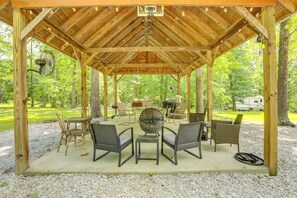 Outdoor dining - Near White River Fishing! Studio Cabin w/ Grill (Fifty-Six)