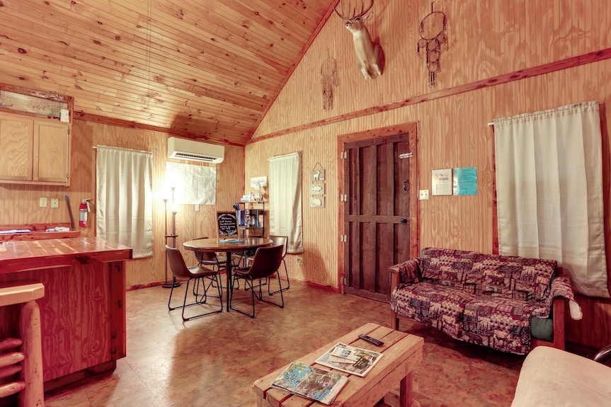Near Blanchard Springs! Classic Cabin In The Woods - Calico Rock, AR