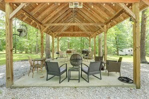 Outdoor dining - Near Blanchard Springs! Classic Cabin in the Woods (Fifty-Six)