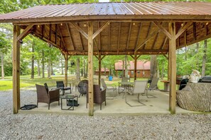 Outdoor dining - Close to Blanchard Caverns! Nature-Centric Cabin (Fifty-Six)