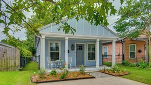 A single-story house with a porch, a fenced yard, and a small garden area. - Downtown Gem: Walk to Restaurants & Palafox St! (Pensacola)