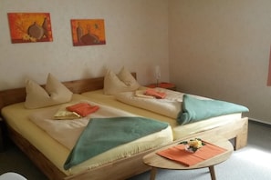 Tabla de planchar con plancha, cuna de viaje, wifi gratis y ropa de cama