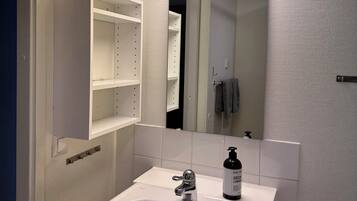 Douche, serviettes fournies, papier toilette