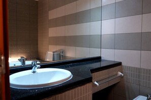 Serviettes fournies, savon, shampoing, papier toilette