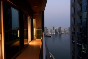 Ein Balkon mit Blick auf die Stadt, überblickt ein Gewässer und hohe Gebäude.