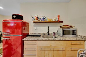 Wasserkocher mit Kaffee-/Teezubehör, Kühlschrank, Mikrowelle, Herdplatte