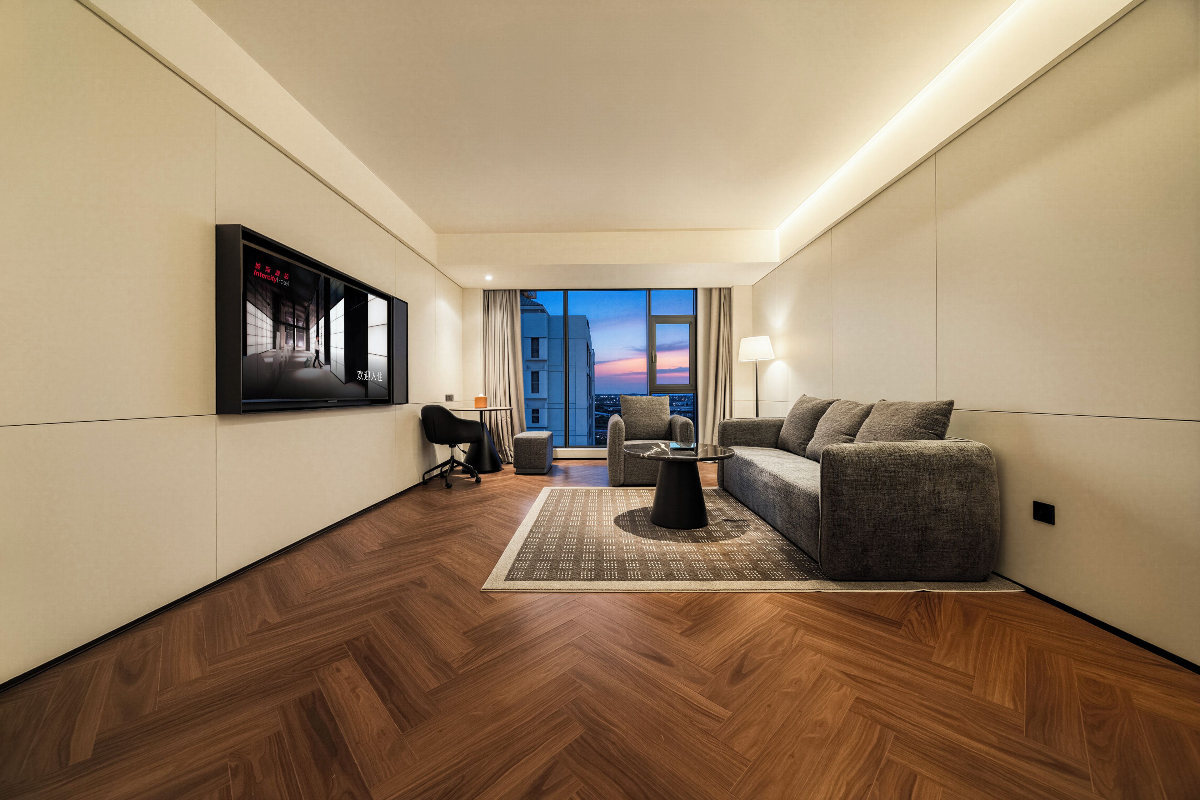 Executive Suite | Free minibar, laptop workspace, free WiFi, bed sheets