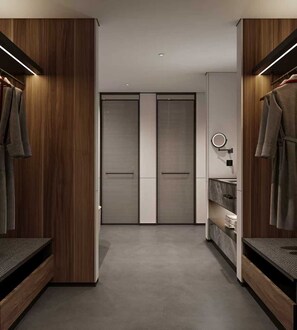 Ein modernes Badezimmer mit Dusche, Spiegel und Handtuchhalter.