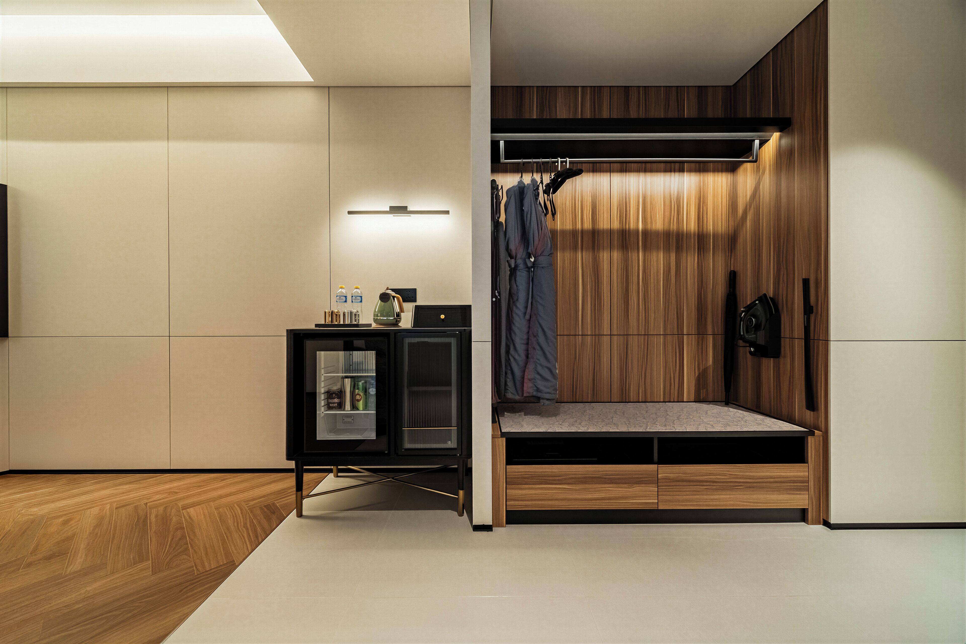 Una habitación pequeña con una cama, un archivador y una estantería en la pared.