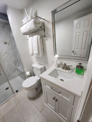 Shower, hair dryer, towels, soap - Cozy 1-bedroom apartment in charming Las Vegas with AC (Las Vegas)